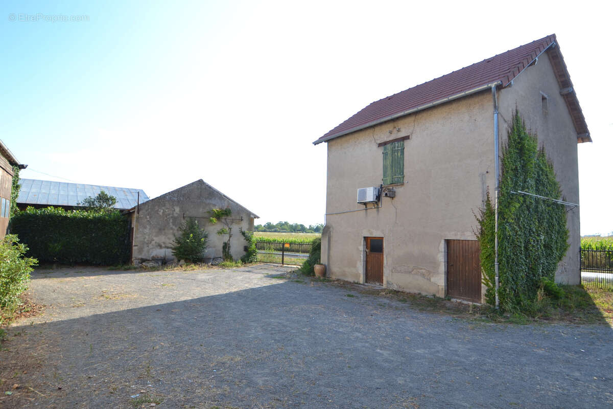 4 Kms de GANNAT, longère avec dépendances - photo 12