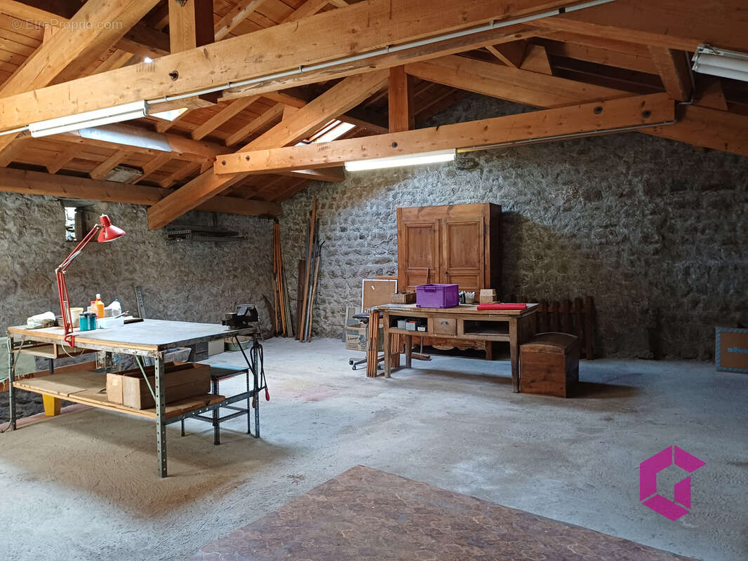 Maison de bourg avec cour et dépendances - photo 13