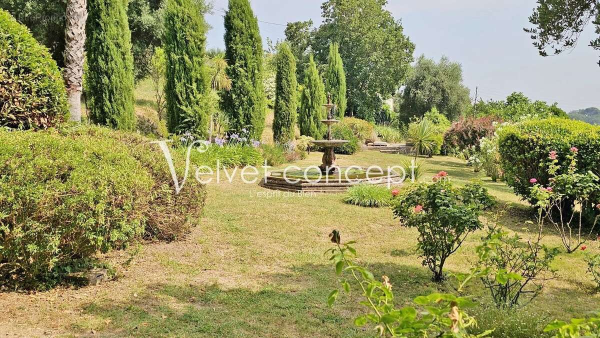 Maison à CHATEAUNEUF-GRASSE