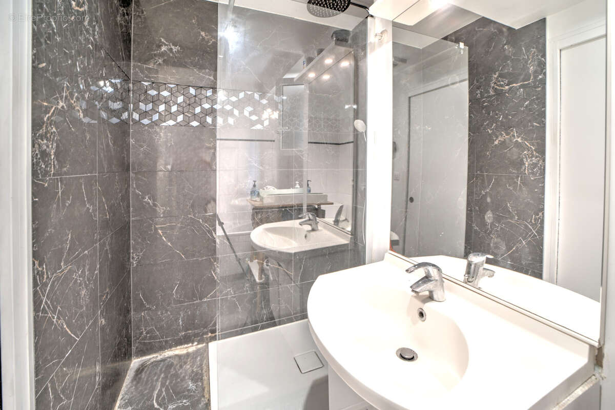 Appartement à PERON