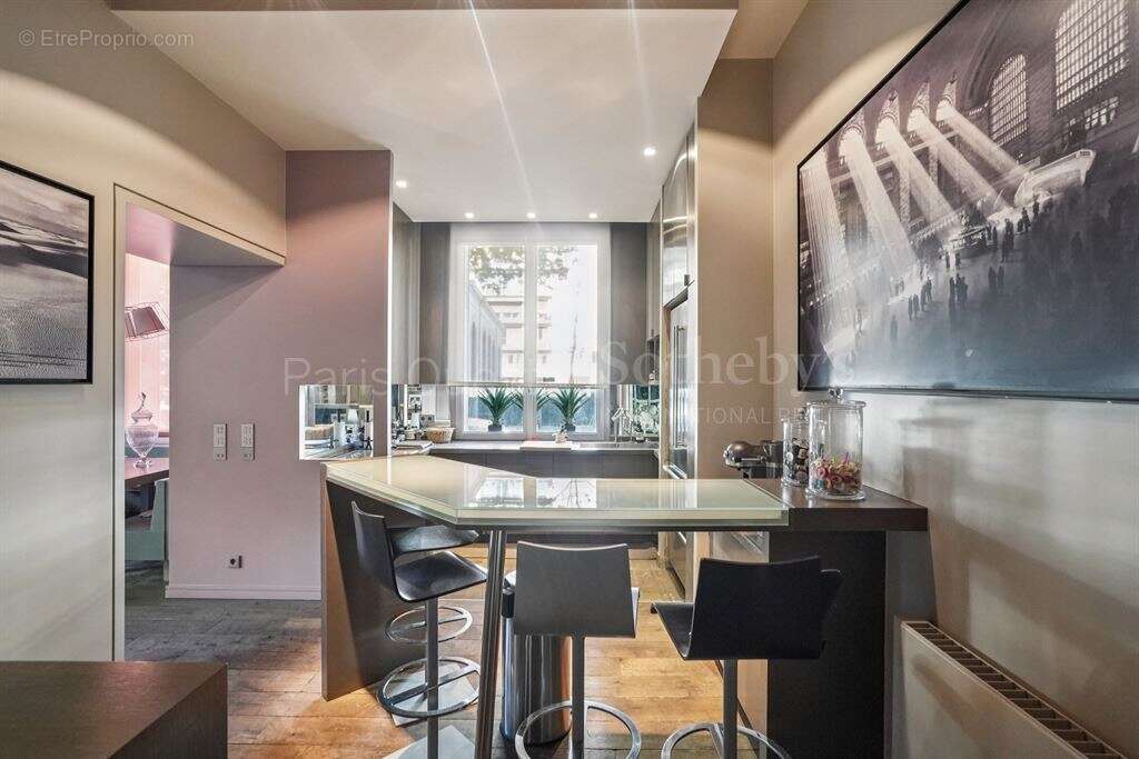 Appartement à PARIS-16E