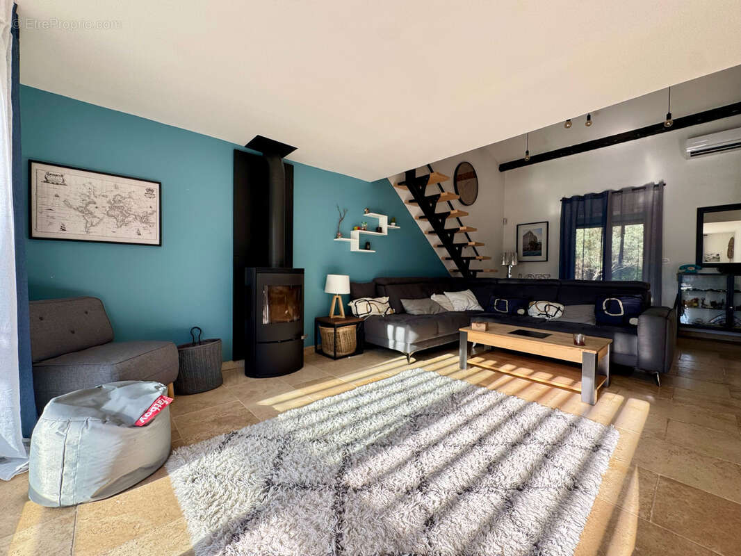 Maison à SAINT-CLEMENT-DE-RIVIERE