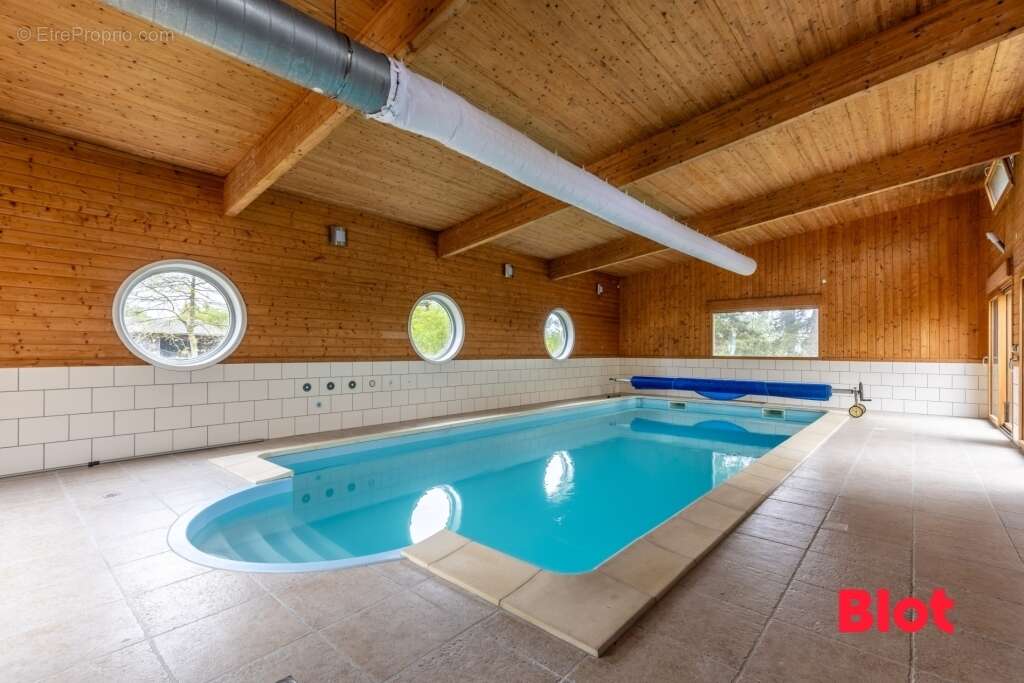 Maison 221 m² à Saint-Aubin-D'aubigne  - photo 3