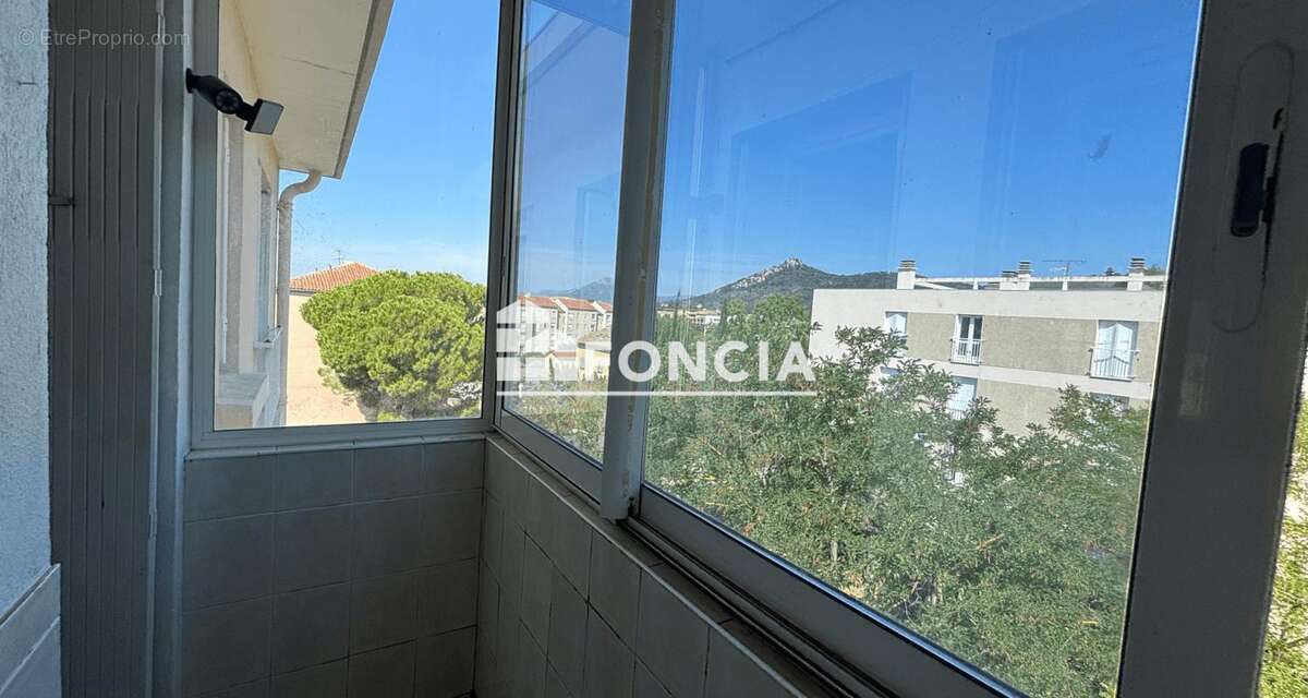 HYERE, EN DERNIER ETAGE, T3/4 traversant et lumineux avec cave et large parking - photo 9