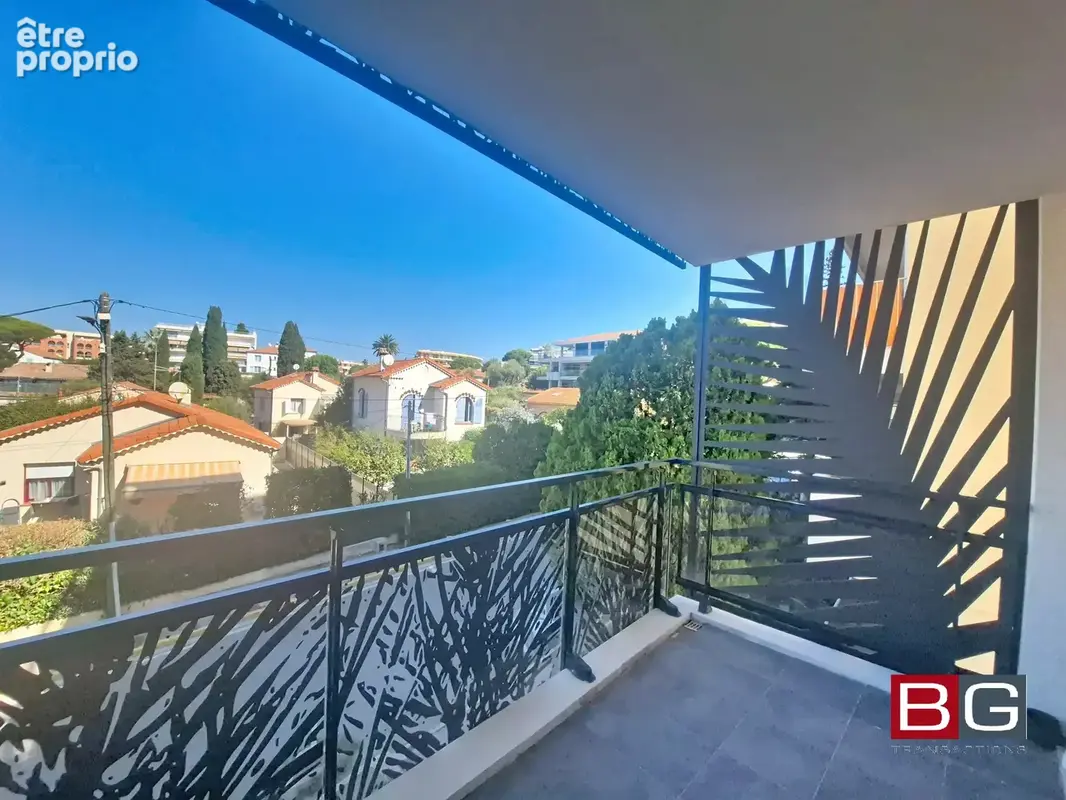 Juan-les-Pins – La Pinède  Grand 2 pièces traversant avec terrasse et double stationnement - photo 9