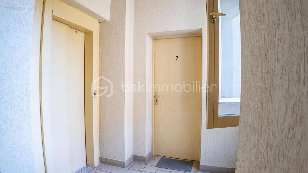 Magnifique appartement 3 pièces, spacieux (88 m²), entièrement rénové dans une résidence sécurisée (avec ascenseur, cour collect - photo 6