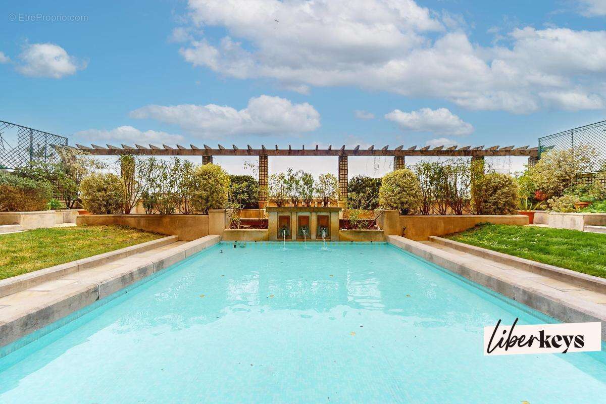 Appartement à PARIS-16E