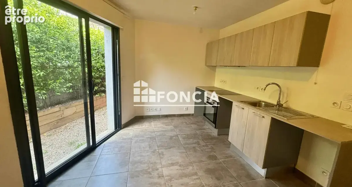 VENCE - Studio 22m2 - parking sécurisé - rez de jardin - photo 3