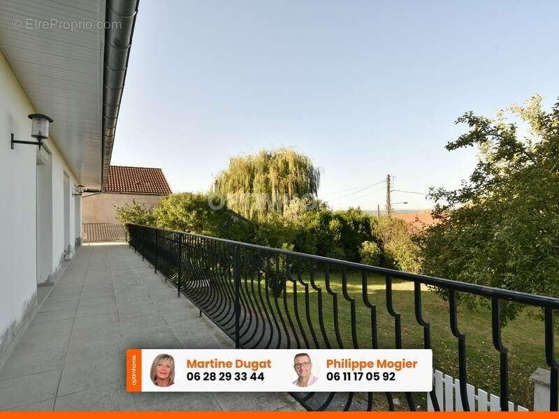 Maison à CREUZIER-LE-VIEUX