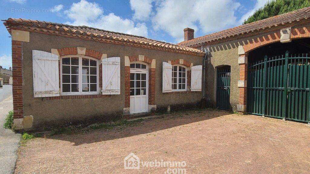 Bureau de 29m² - Maison à TALMONT-SAINT-HILAIRE