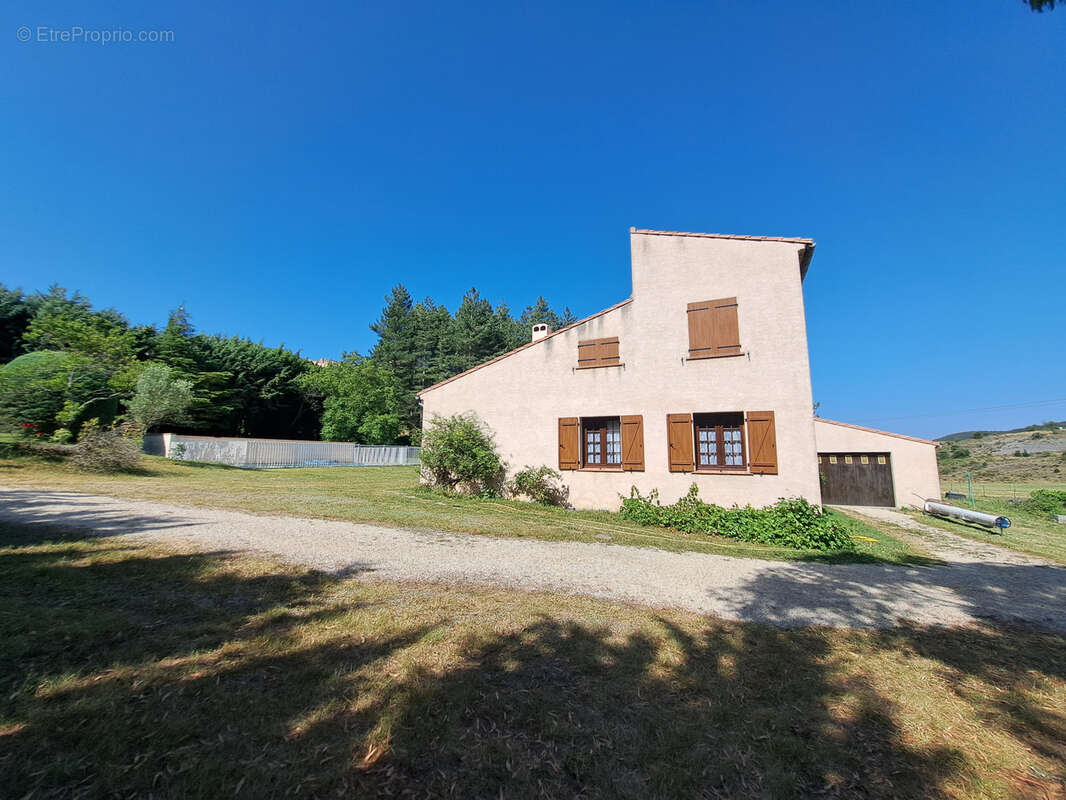 Grande maison sur un terrain de 15 780m2 avec une piscine et un garage de 52m2 - photo 30