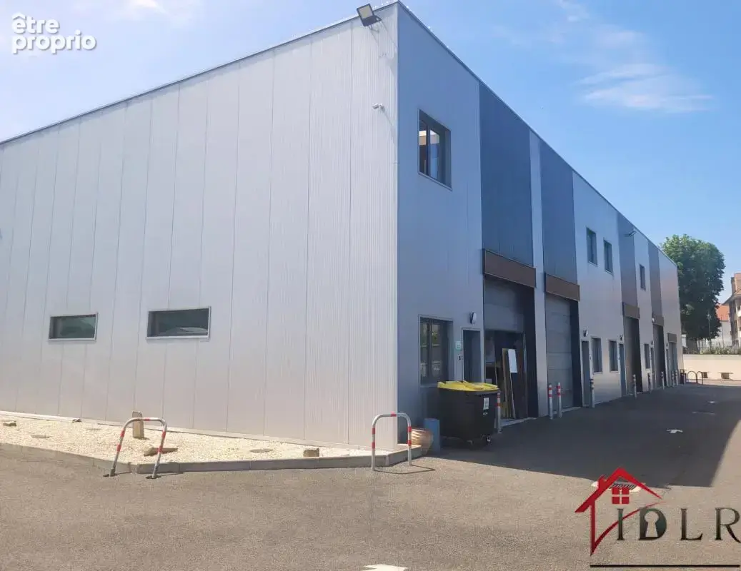 Coubert - batiment commercial + appartement - photo 12