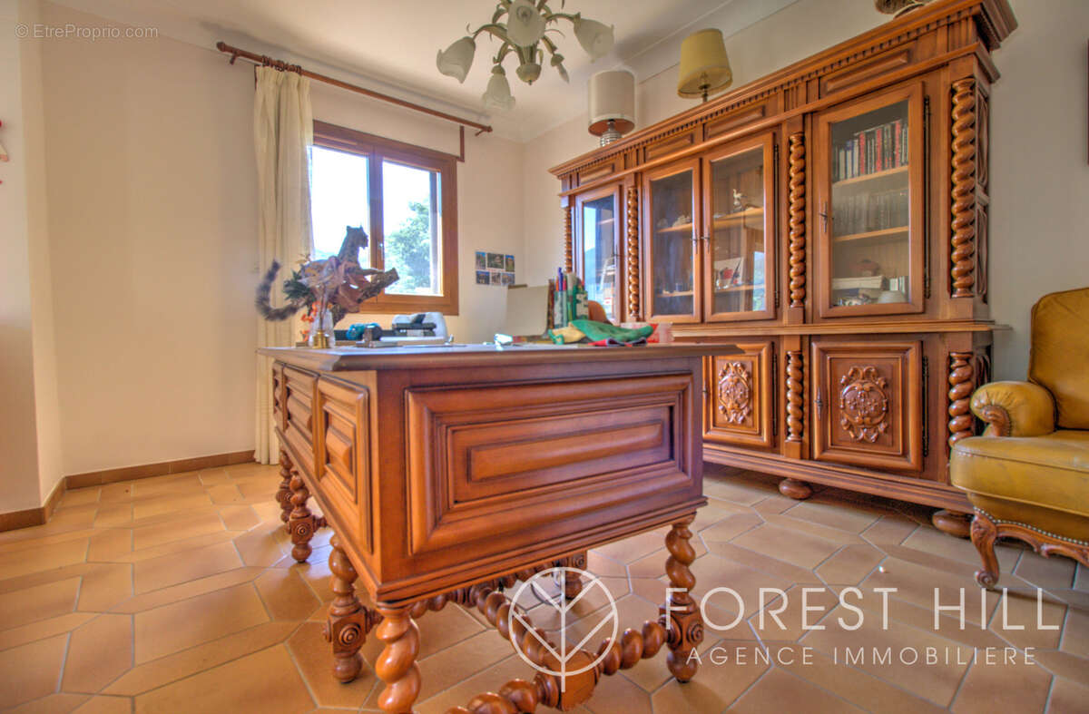 Maison 4 faces   fort potentiel, grand garage et terrain - photo 6