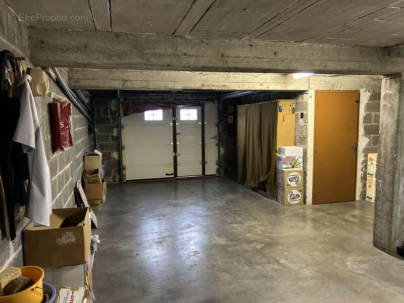 Maison à LES MARTRES-D'ARTIERE