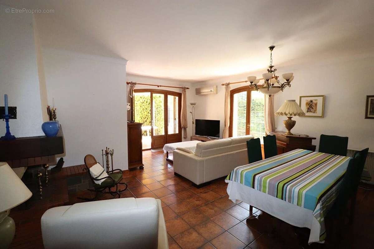 Maison à SAINT-CYR-SUR-MER