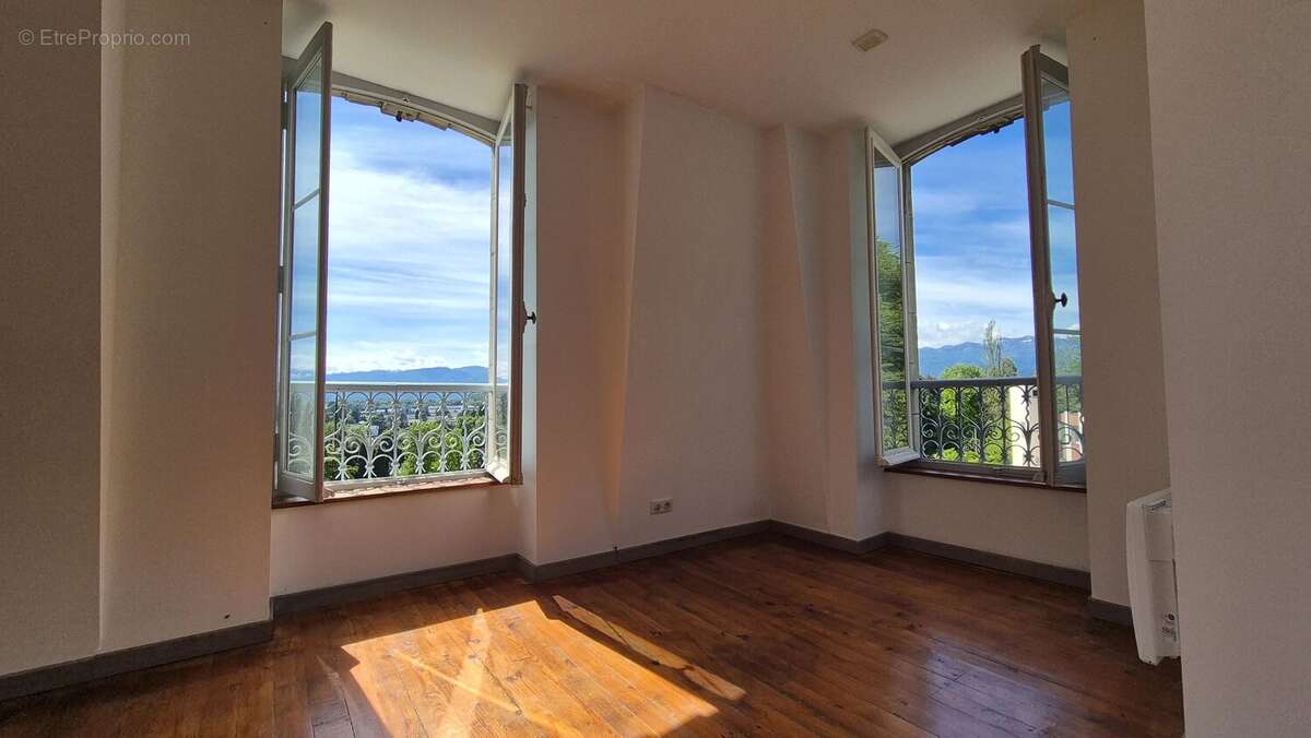 Appartement à NAY