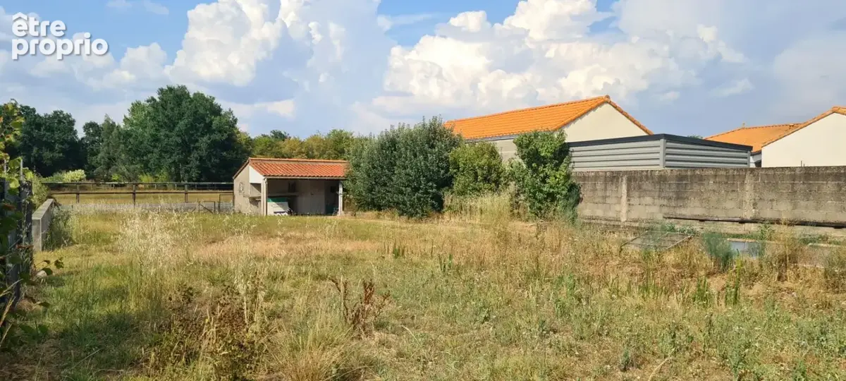 Terrain constructible La Chapelle Heulin 621 M² avec abri de jardin (17 M²) et préau (14 M²) - photo 3