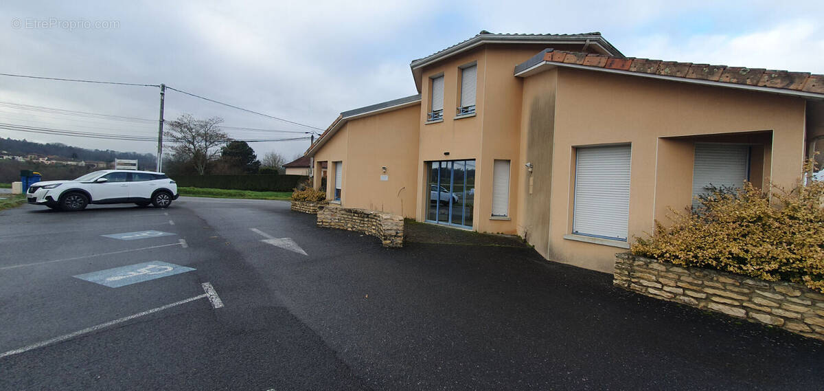 Commerce à VERNEUIL-SUR-VIENNE