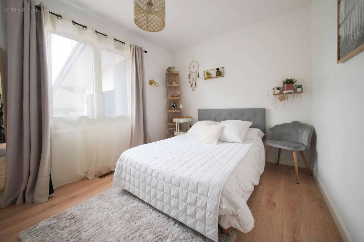 Derrière son portail se cache une belle surprise… Une villa de plain-pied entièrement rénovée, tournée vers un jardin paysager e - photo 10