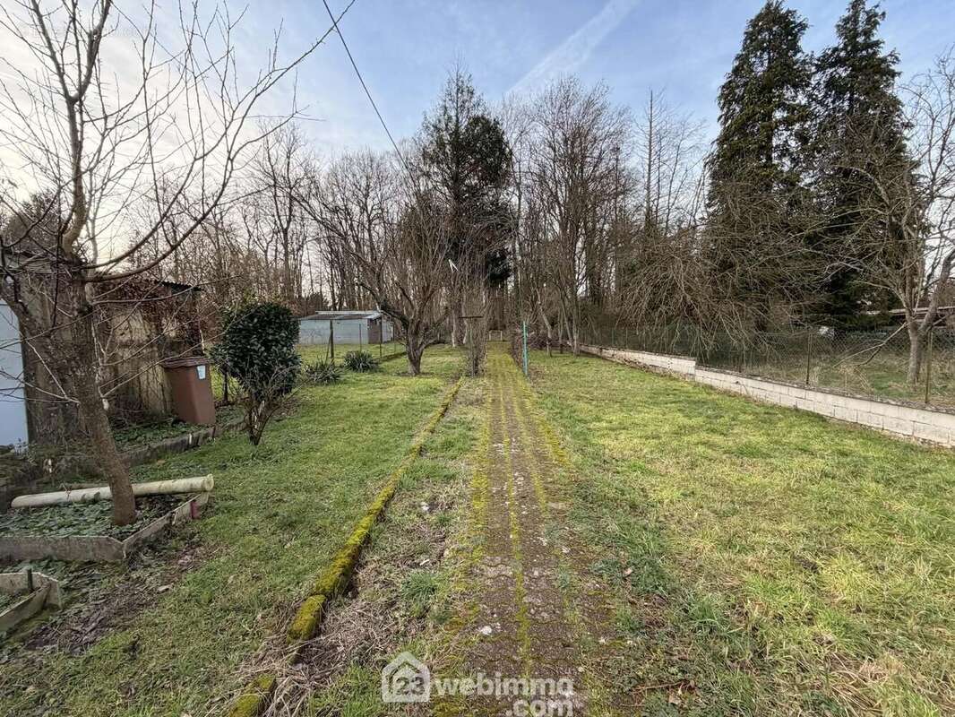 Erigée sur un terrain entièrement clos de 1733 m² - Maison à PINON