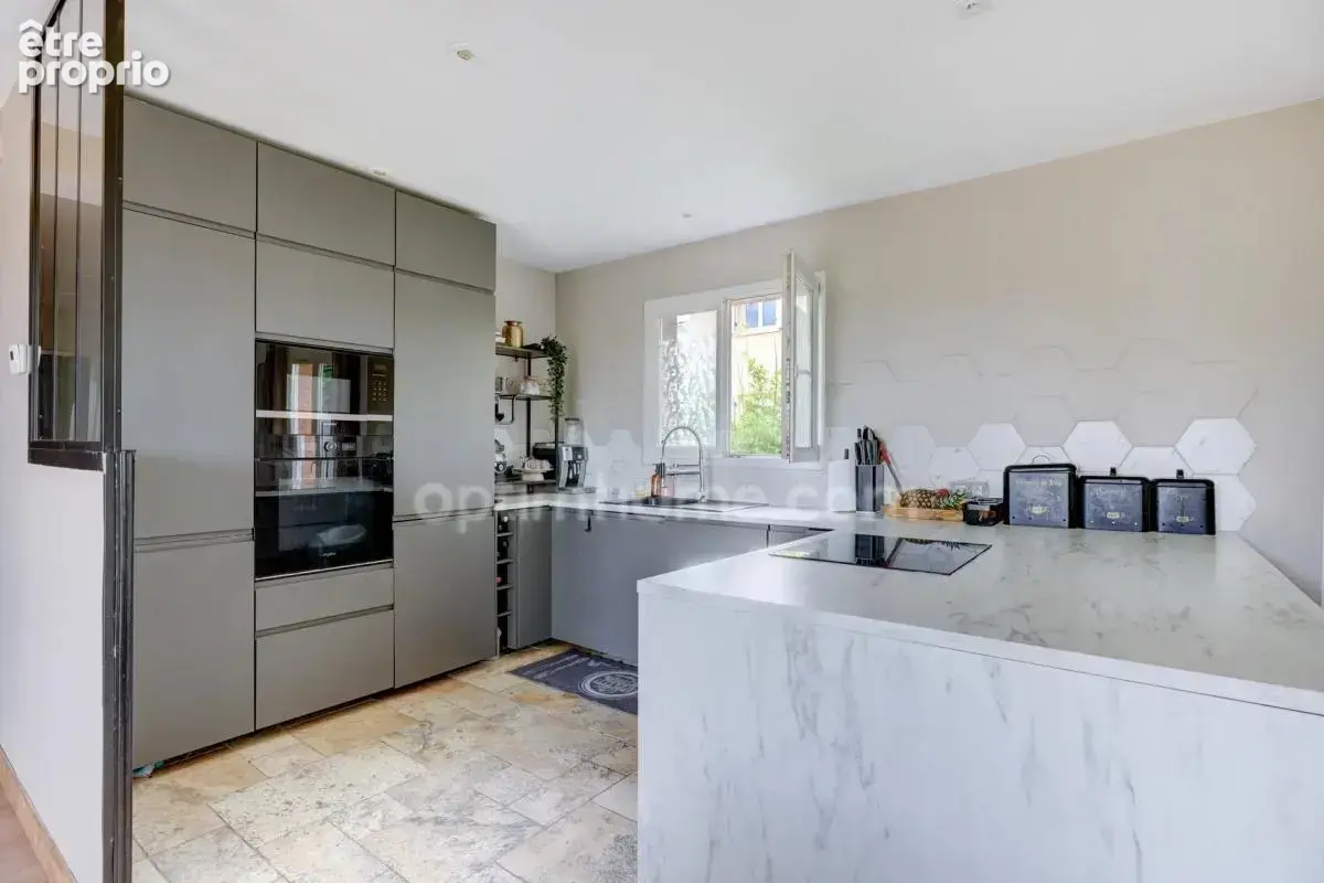 Maison à vendre à Pierre-Bénite (69600) – 136 m², 6 pièces, 4 chambres, piscine et jacuzzi - photo 6