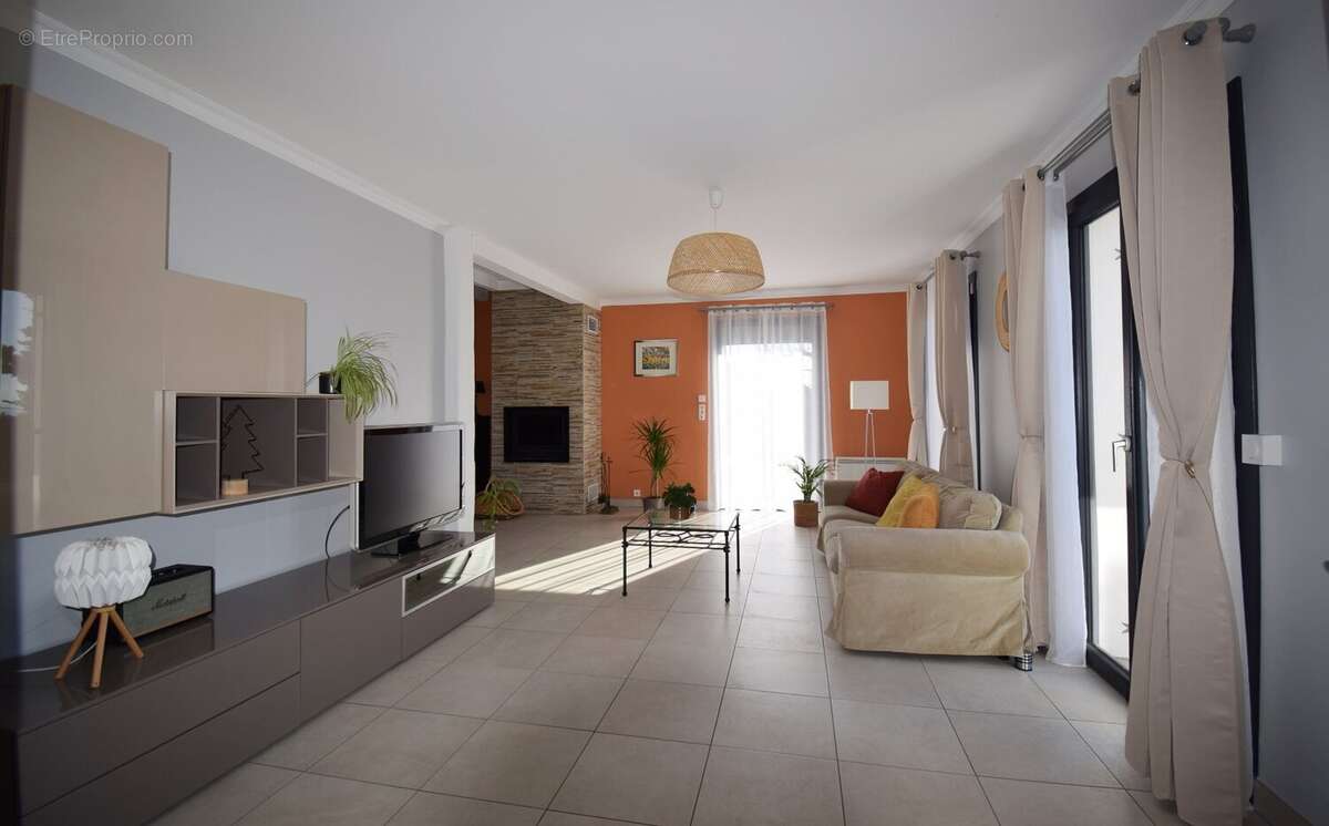 Maison à CREUZIER-LE-VIEUX