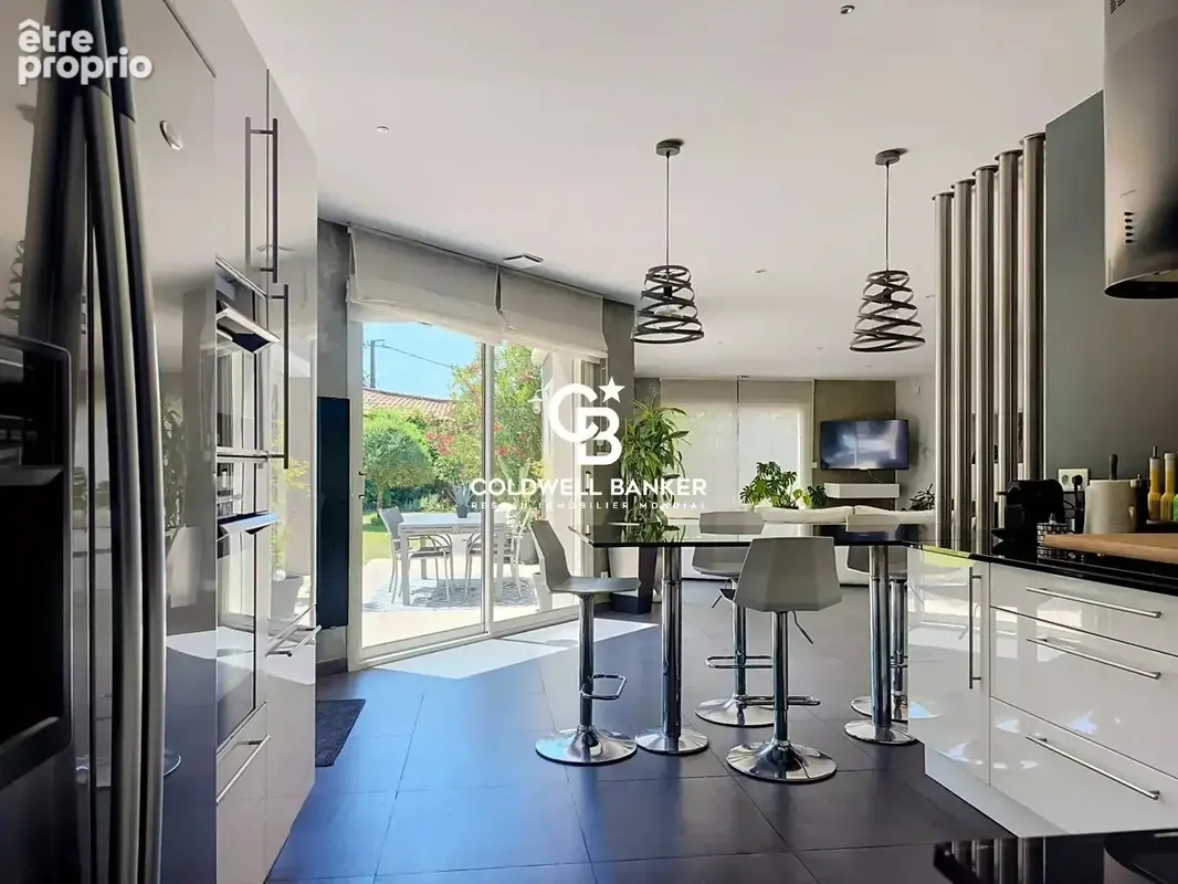 L’Équilibre Contemporain entre Ville et Littoral, Maison avec parc arboré et piscine. - photo 9