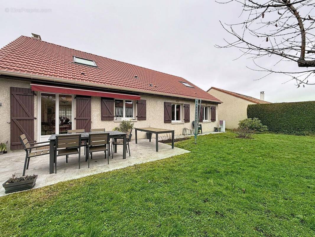 Maison à VOISINS-LE-BRETONNEUX