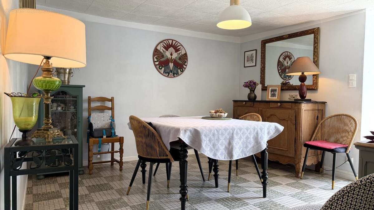 Salle à manger RDC - Maison à TUFFE