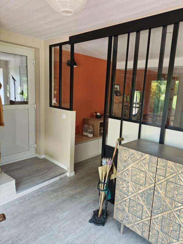 Propriété en pierre 208 m² dont 45 m² de véranda + grange 180 m² – Accessible PMR – 7000 m² – 20 min de Vannes! - photo 4