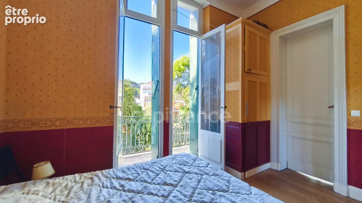 Appartement T2 de caractère en RDC surélevé – Villa bourgeoise néo-renaissance avec parking – Proche plage et commerces - photo 6