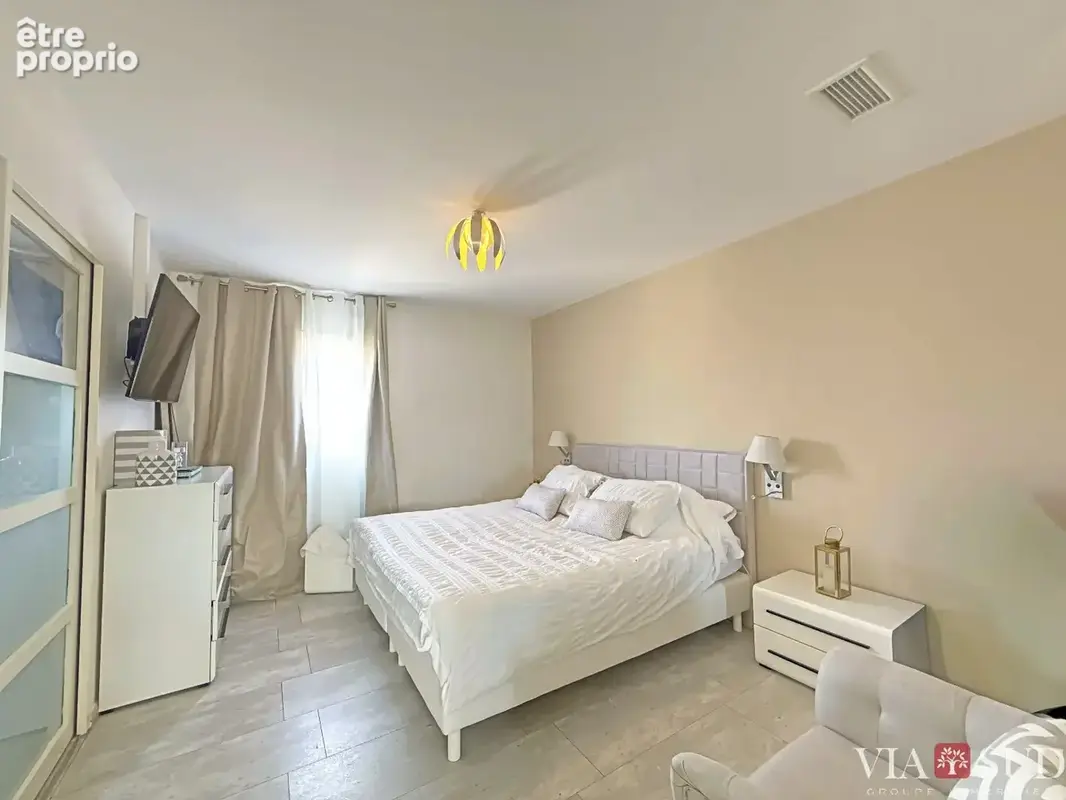 Villa contemporaine 2013, 195 m² de plain-pied sur 1 000 m² clos : 4 chambres, piscine au sel, cuisine d'été et un DPE A qui cha - photo 11