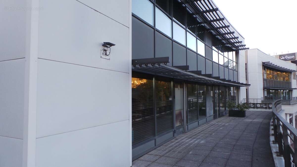 Terrasse - Commerce à GRESY-SUR-AIX