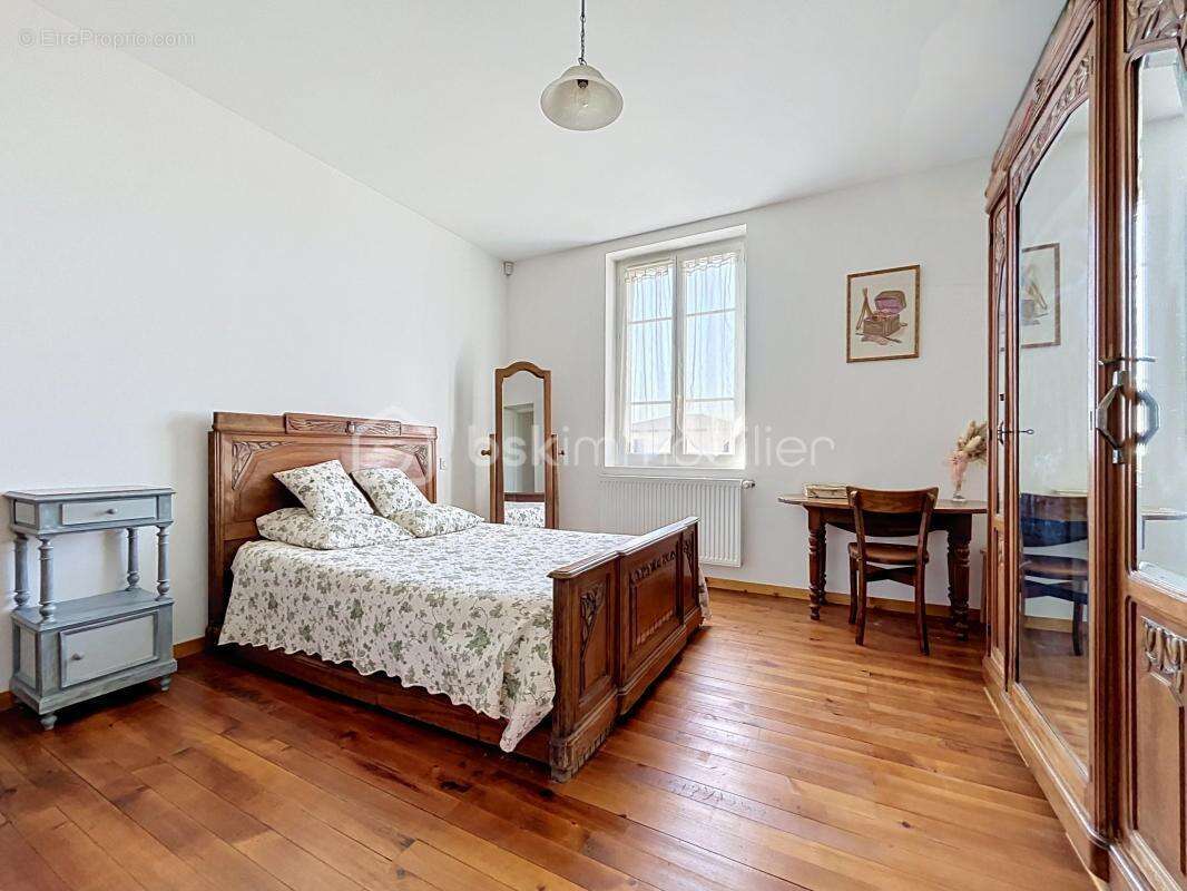 BEYNOST – Maison familiale de caractère alliant le charme de l'ancien et le confort moderne - photo 19