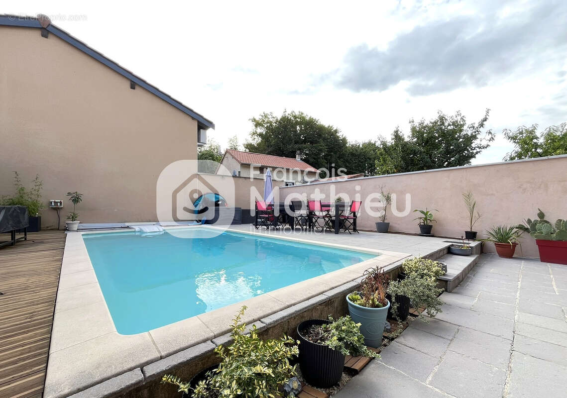 Châtillon-sur-Chalaronne - Maison dans le centre de 146 m2 avec piscine - photo 2