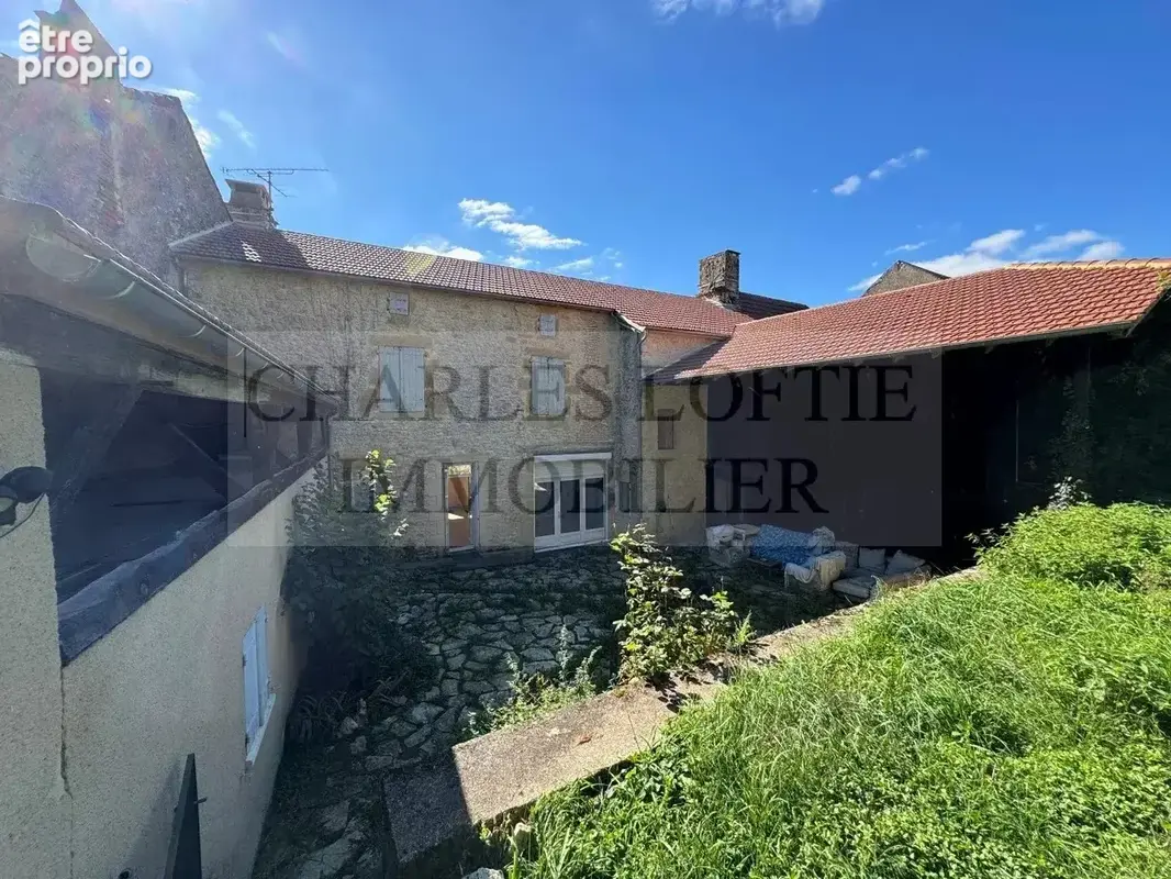 Charmante maison de village spacieuse en pierre avec superbe jardin et beau potentiel. - photo 12
