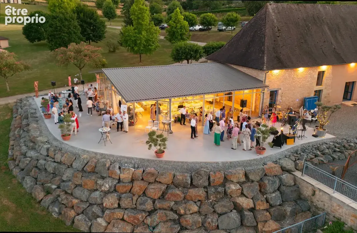 Somptueux domaine de 27 hectares dédié à l'événementiel, offrant un bâti immobilier d'environ 1800m² avec piscines et 5 étangs a - photo 8