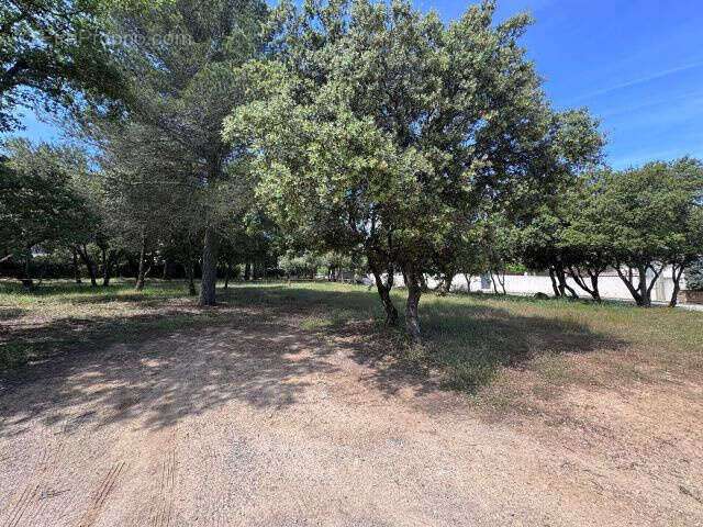 Terrain à PEYROLLES-EN-PROVENCE