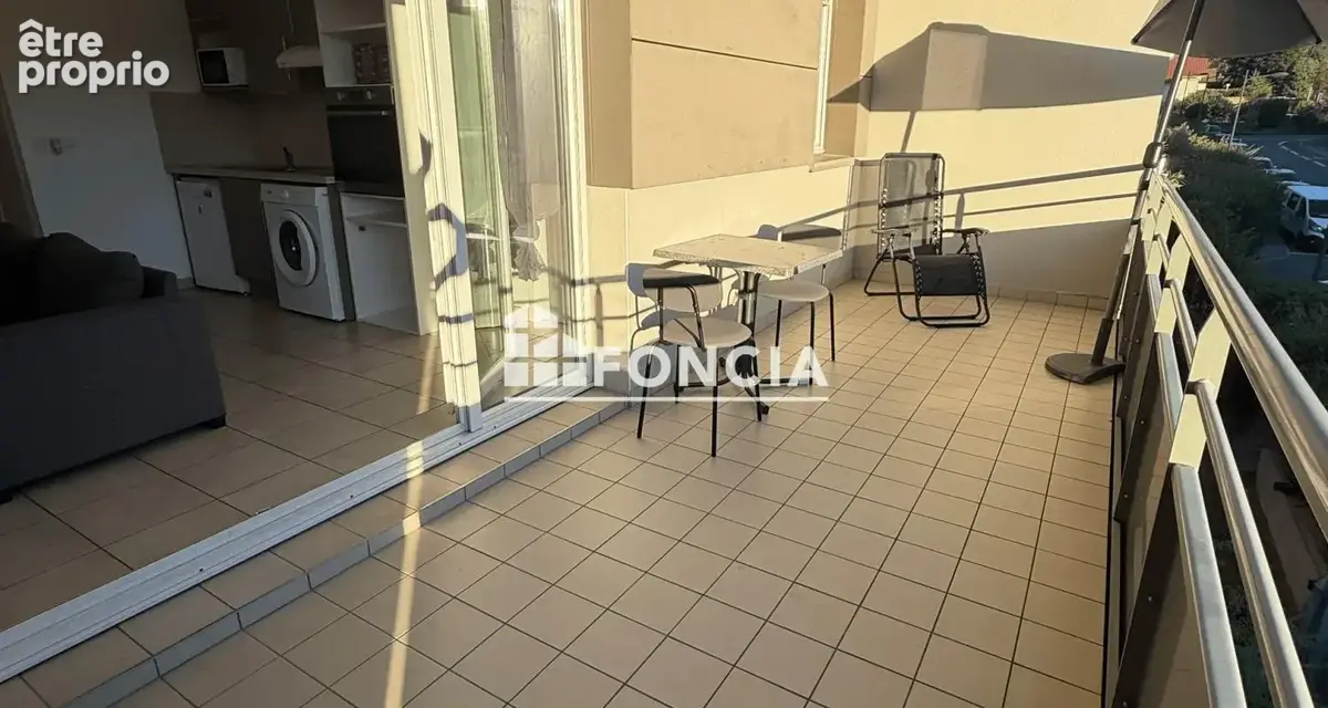 T2 meublé en dernier étage avec vaste balcon et garage - photo 1