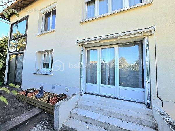 Maison de 120 m2 avec 4 chambres, 2 salles d'eau, une piscine sur un terrain de 828 m2 !!! - photo 6