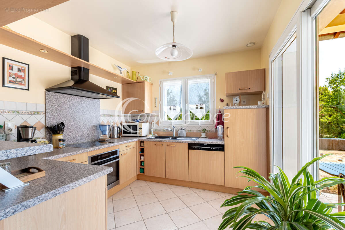 Maison de plain-pied de 105m2 avec garages, jardin et dépendances - photo 4