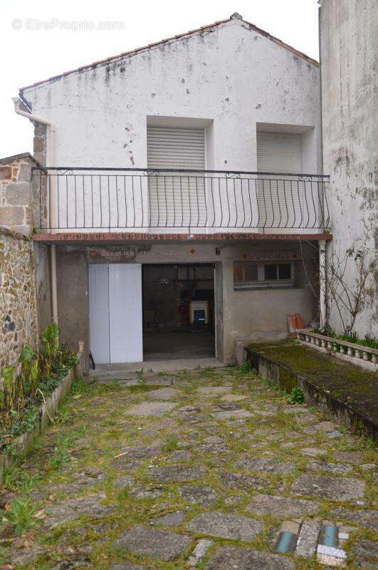 Maison à BEAULIEU-SOUS-LA-ROCHE