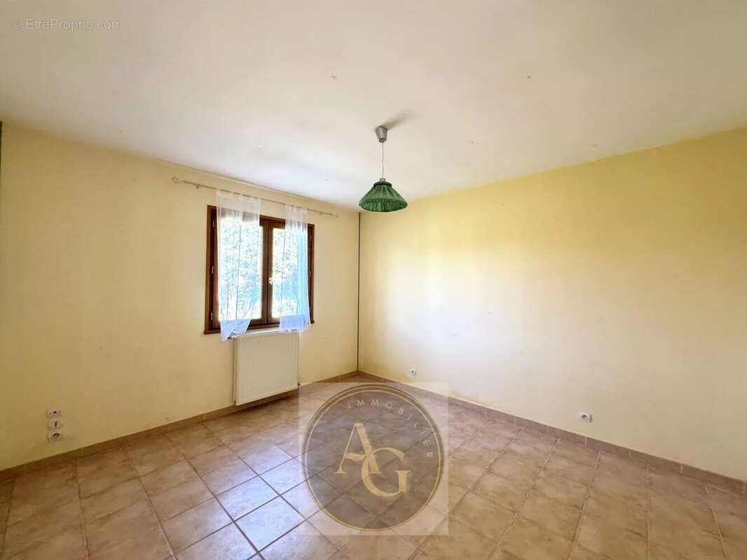 Maison à VILLENEUVE-LA-COMPTAL