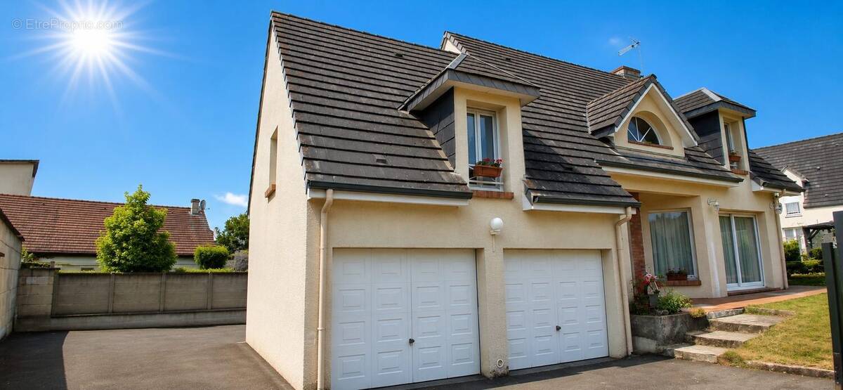 Élégante façade de cette maison individuelle construite en 2001, située dans un quartier calme de Louviers, avec double garage et accès privatif. - Maison à LOUVIERS