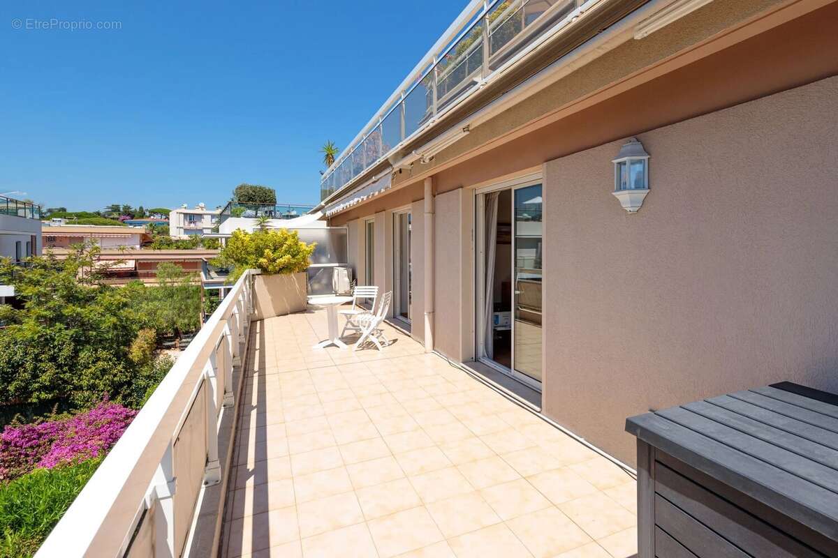 VENDU - Exclusivité  - JUAN-LES-PINS - Magnifique 3P avec terrasse de 40m² - piscine - parking en sous sol - à 150 m des plages - photo 16