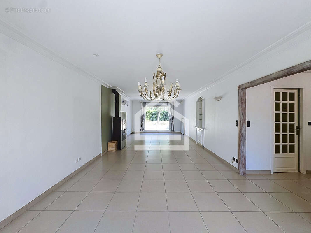 LE HAILLAN - Maison de plain pied 146 m2 - Jardin - Garage - photo 3