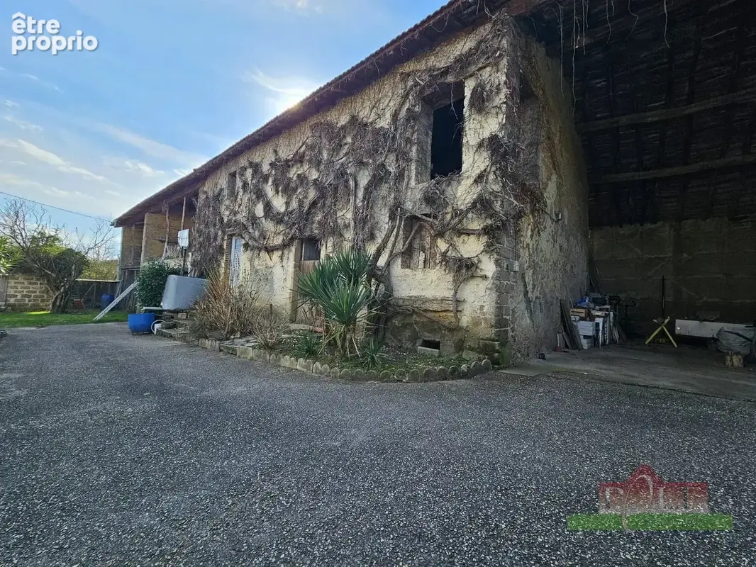 ESTRABLIN, Corps de ferme à rénover  de 149m² avec dépendances de 400 m² aménageables - photo 3