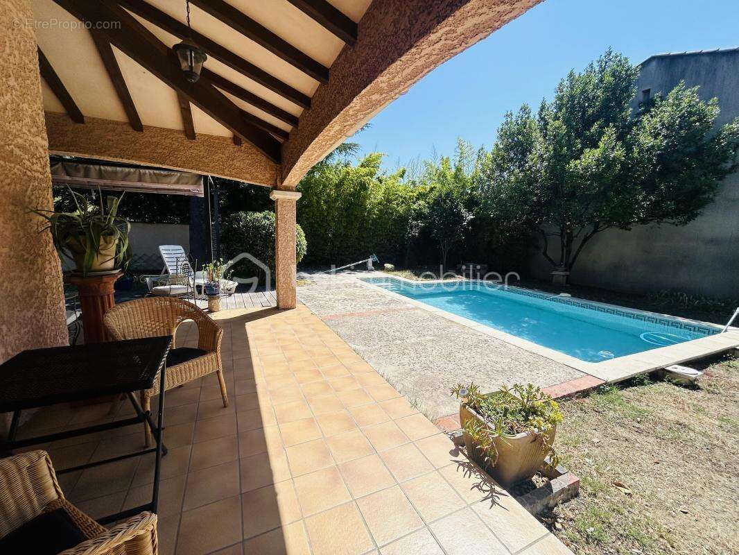 Villa avec piscine de 141 m² de surface utile sur terrain de 702 m² + garage et abris - photo 5