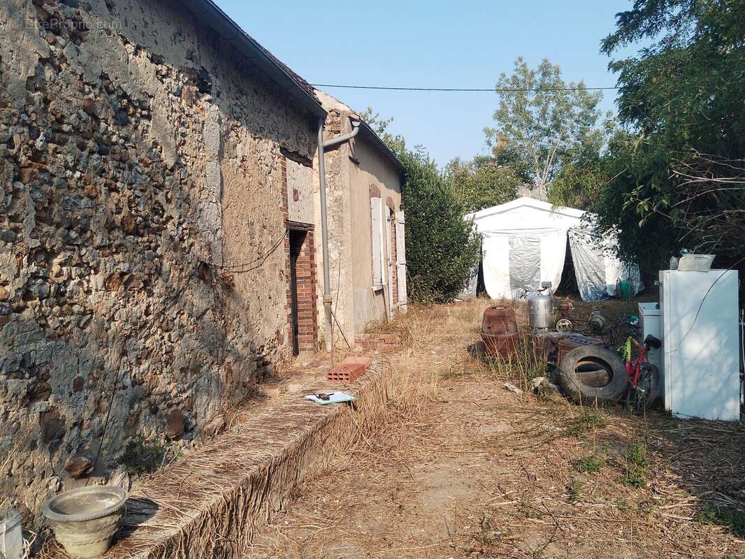 Corps de ferme à rénover – trois habitations – terrain de 6 836 m² - photo 9