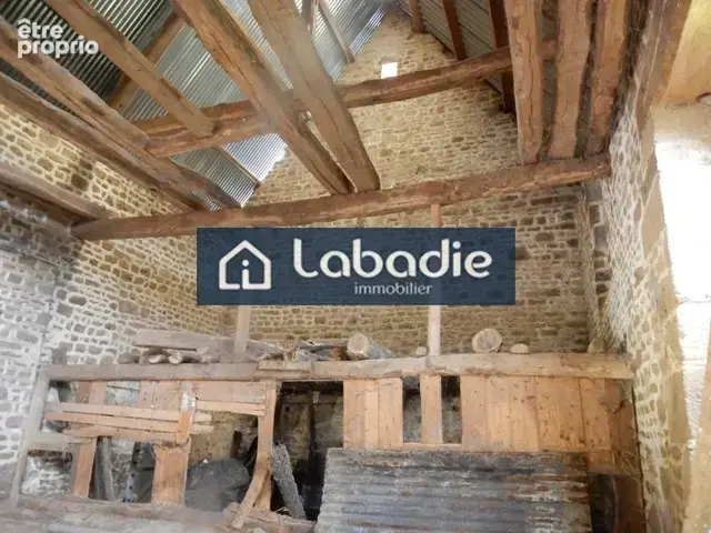 A proximité d'un bourg tous commerces, un beau bâtiment en pierres à rénover, terrain de 3128m2. - photo 19
